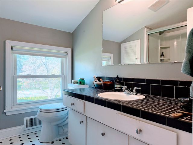 35 Laureldale Dr, Pittsford, NY 14534