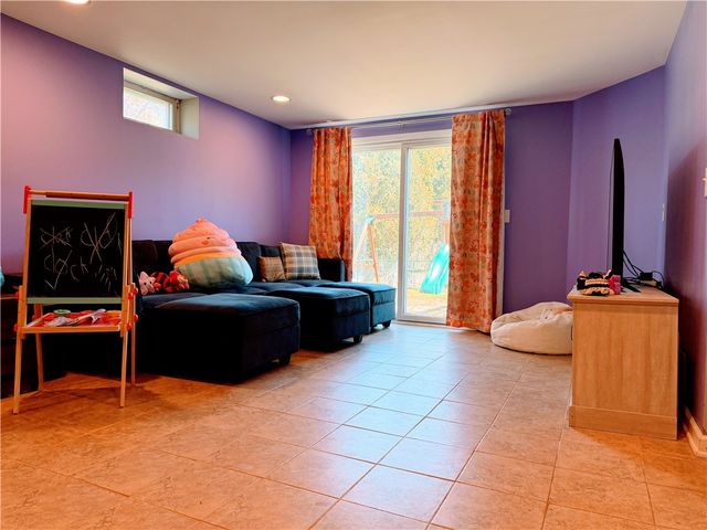 35 Laureldale Dr, Pittsford, NY 14534
