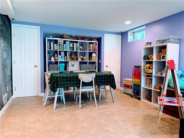 35 Laureldale Dr, Pittsford, NY 14534
