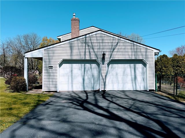 35 Laureldale Dr, Pittsford, NY 14534