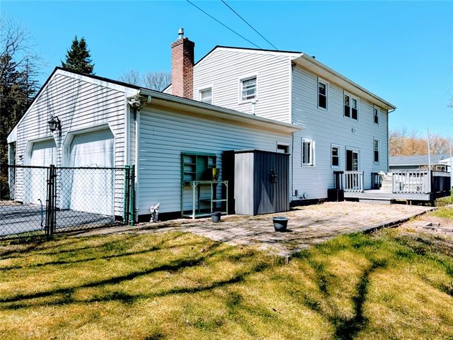 35 Laureldale Dr, Pittsford, NY 14534
