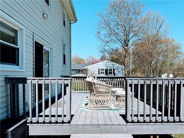 35 Laureldale Dr, Pittsford, NY 14534