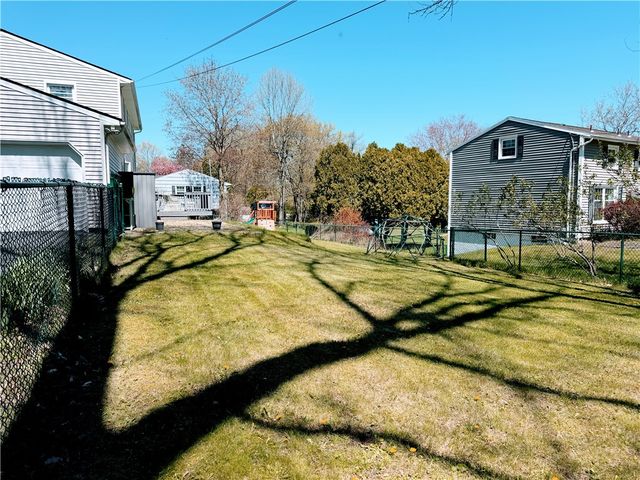 35 Laureldale Dr, Pittsford, NY 14534
