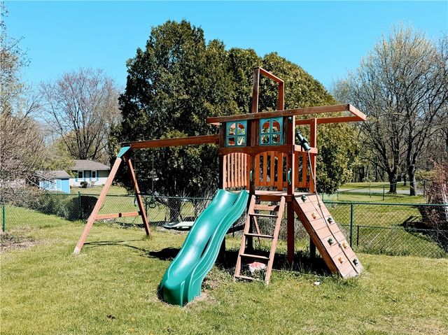 35 Laureldale Dr, Pittsford, NY 14534
