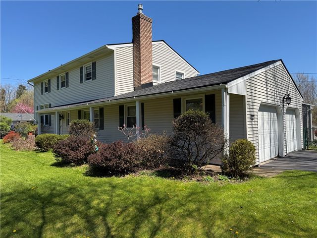 35 Laureldale Dr, Pittsford, NY 14534