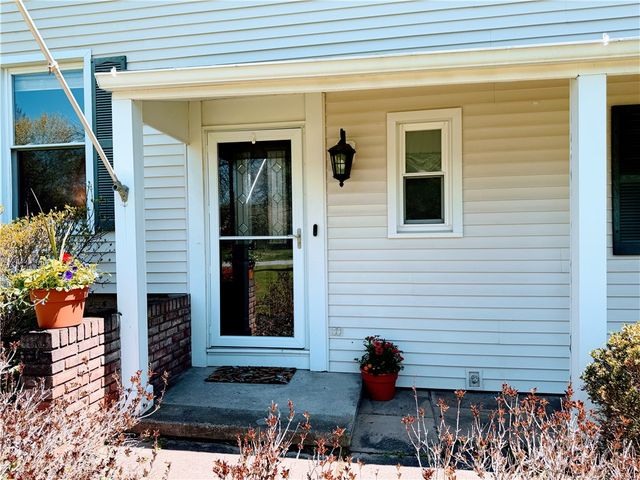 35 Laureldale Dr, Pittsford, NY 14534