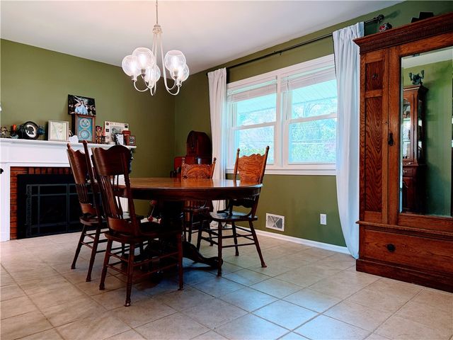 35 Laureldale Dr, Pittsford, NY 14534
