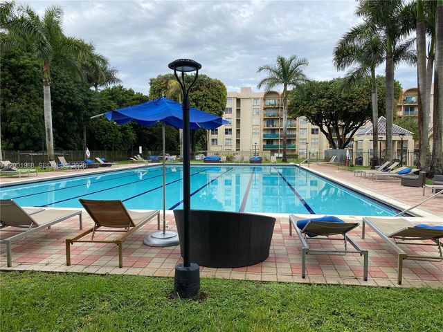 9320 Fontainebleau Blvd 301, Miami, FL 33172