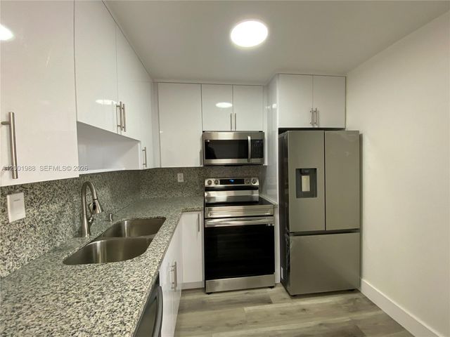 9320 Fontainebleau Blvd 301, Miami, FL 33172