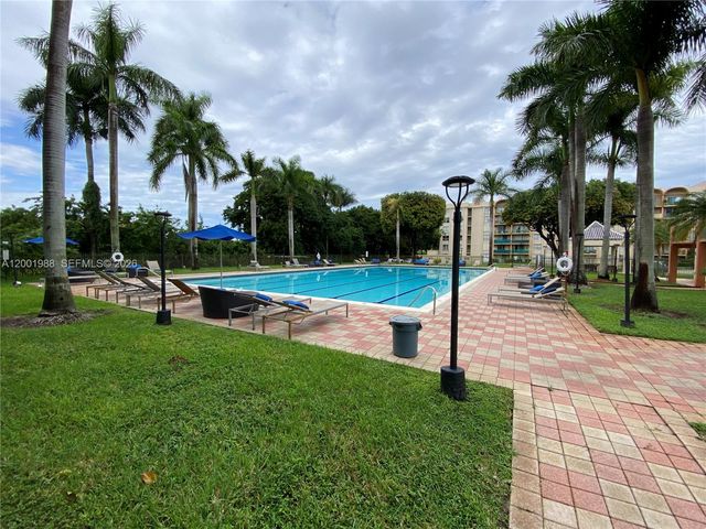 9320 Fontainebleau Blvd 301, Miami, FL 33172