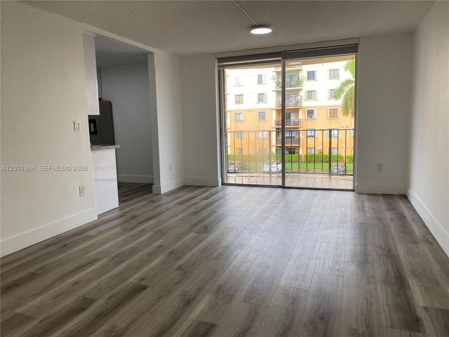 9320 Fontainebleau Blvd 301, Miami, FL 33172