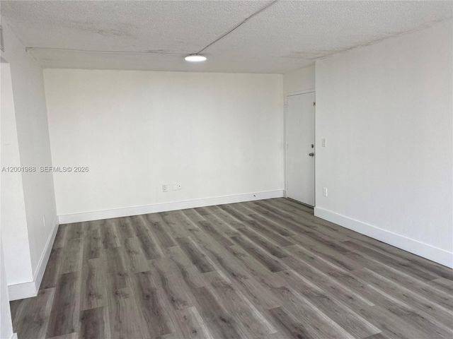 9320 Fontainebleau Blvd 301, Miami, FL 33172