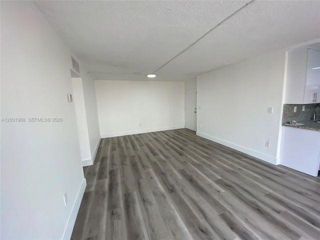 9320 Fontainebleau Blvd 301, Miami, FL 33172