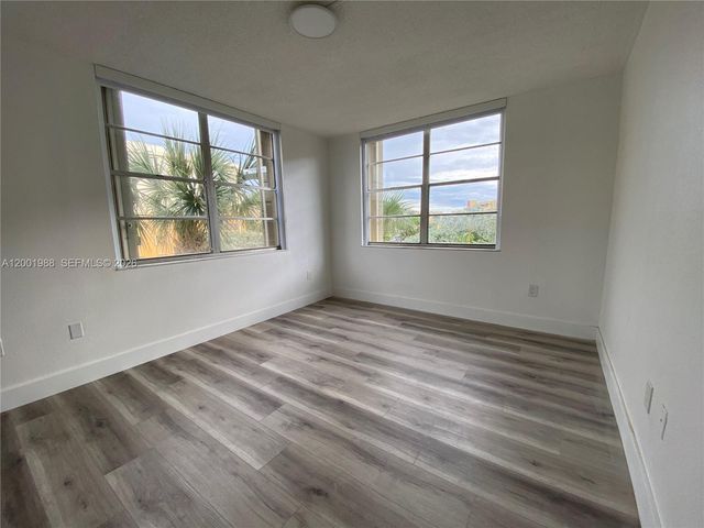 9320 Fontainebleau Blvd 301, Miami, FL 33172