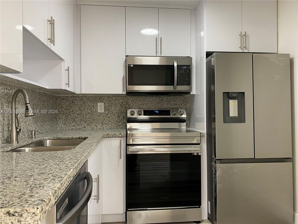 9320 Fontainebleau Blvd 301, Miami, FL 33172