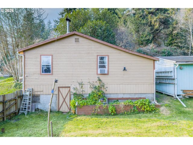 1266 S 14TH St, Coos Bay, OR 97420