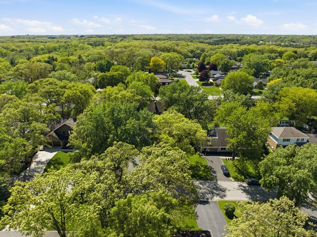 10S324 E Hampshire Lane, Willowbrook, IL 60527