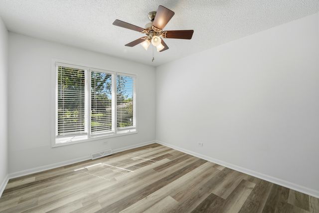 10S324 E Hampshire Lane, Willowbrook, IL 60527