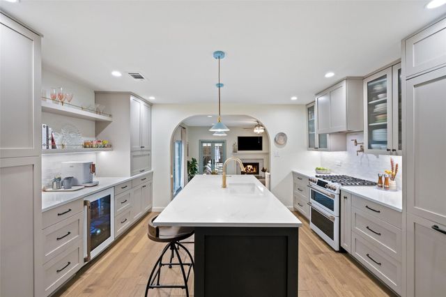 909 E 50th ST, Austin, TX 78751