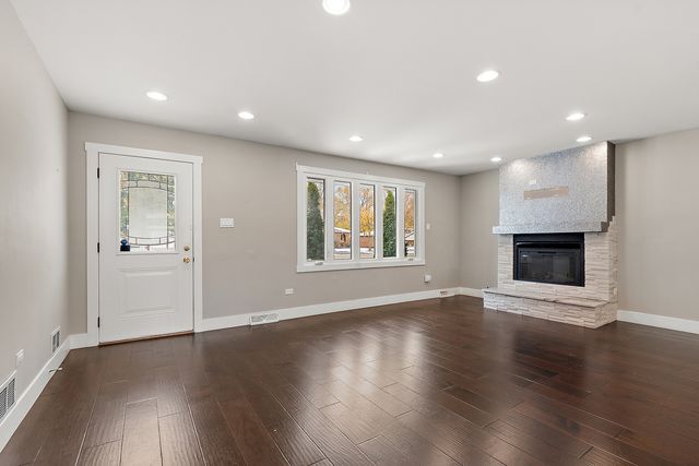 7433 S 88th Avenue, Justice, IL 60458