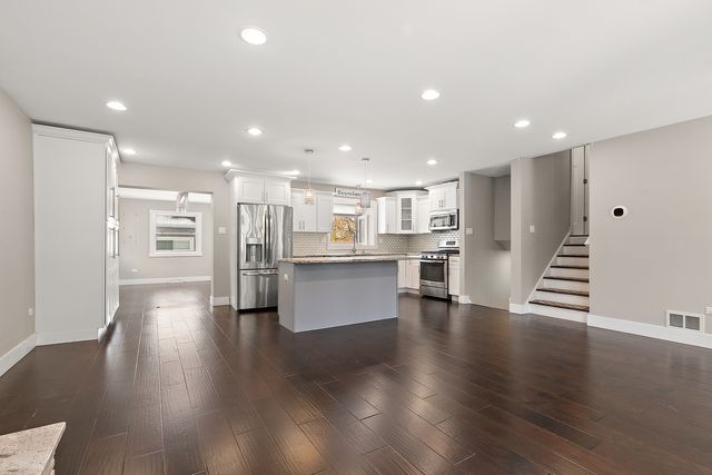 7433 S 88th Avenue, Justice, IL 60458