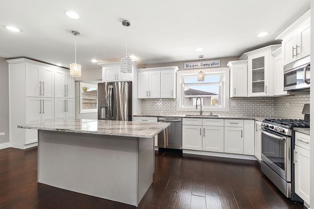 7433 S 88th Avenue, Justice, IL 60458