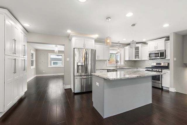 7433 S 88th Avenue, Justice, IL 60458