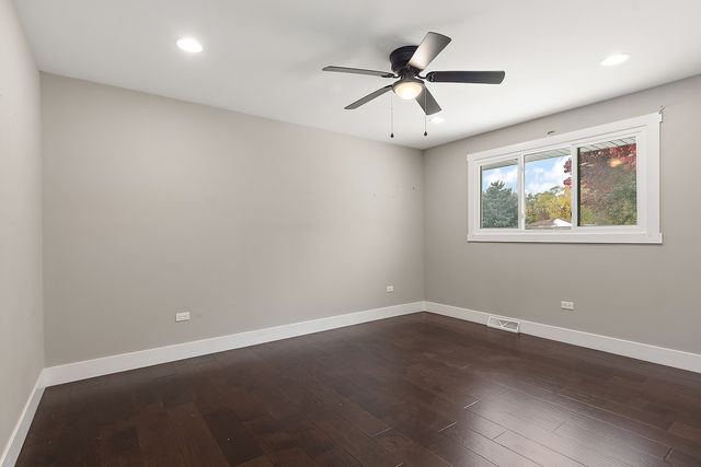 7433 S 88th Avenue, Justice, IL 60458