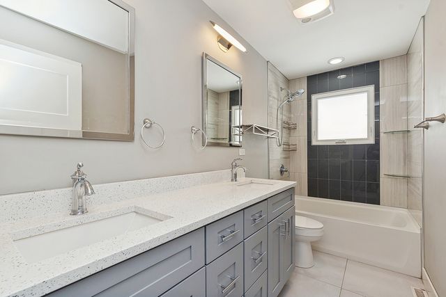 7433 S 88th Avenue, Justice, IL 60458