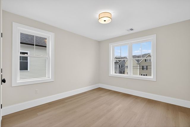 10 Dobbins Street, Waltham, MA 02453