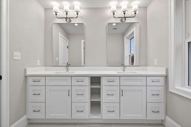 10 Dobbins Street, Waltham, MA 02453