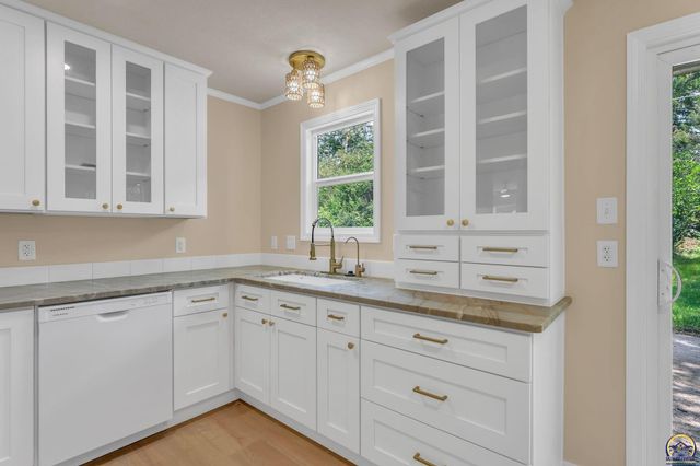 3704 SW 34th ST, Topeka, KS 66614