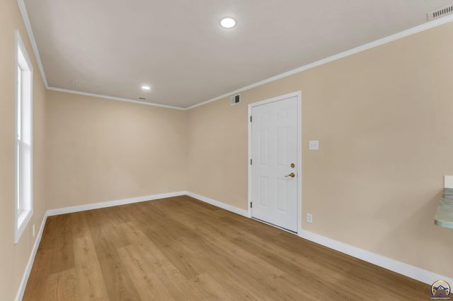 3704 SW 34th ST, Topeka, KS 66614