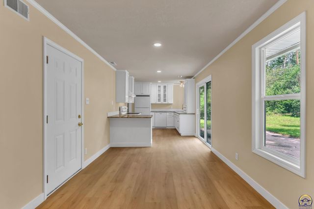 3704 SW 34th ST, Topeka, KS 66614
