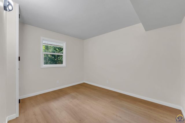 3704 SW 34th ST, Topeka, KS 66614
