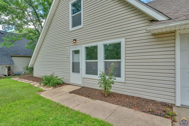 3704 SW 34th ST, Topeka, KS 66614