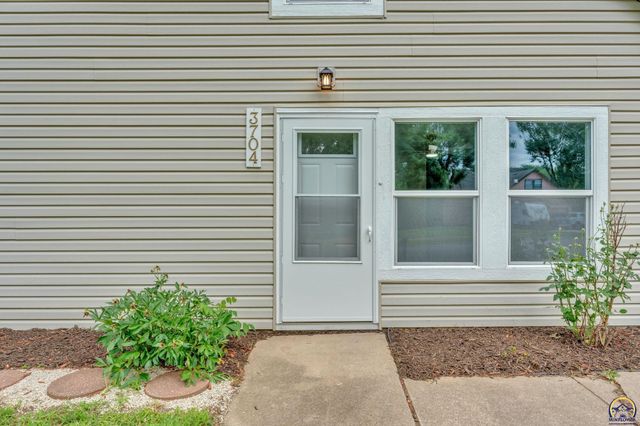 3704 SW 34th ST, Topeka, KS 66614