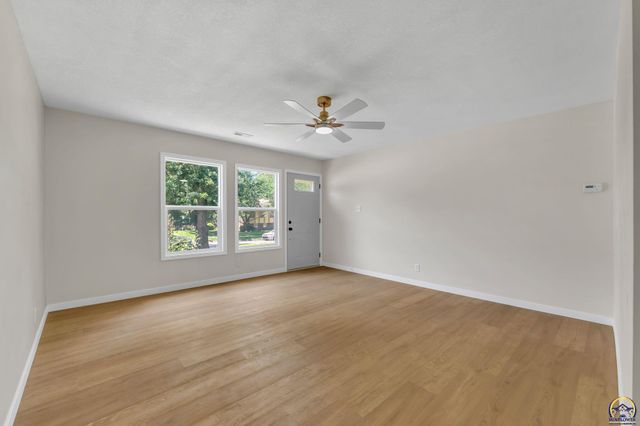 3704 SW 34th ST, Topeka, KS 66614