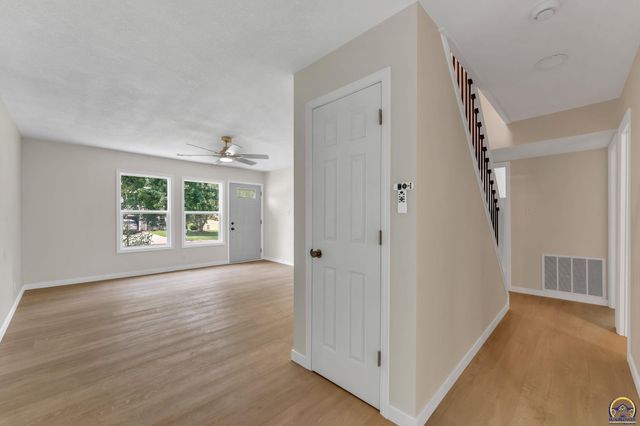 3704 SW 34th ST, Topeka, KS 66614