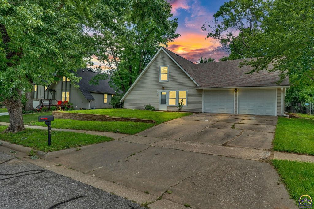 3704 SW 34th ST, Topeka, KS 66614