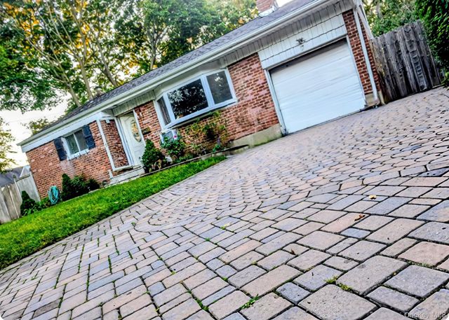 17 Grayley Place, Huntington Station, NY 11746