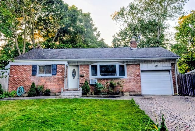 17 Grayley Place, Huntington Station, NY 11746