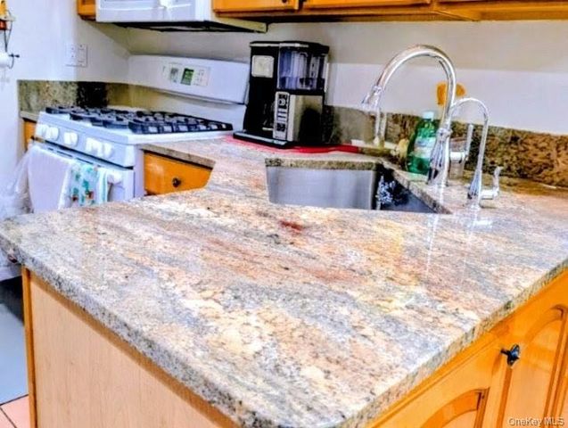 17 Grayley Place, Huntington Station, NY 11746