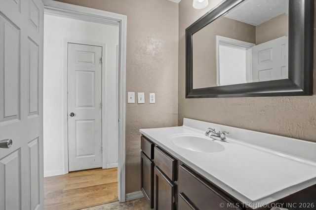 712 W 5th Street, Skiatook, OK 74070