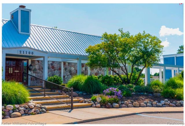 21320 E Glen Haven Circle, Northville, MI 48167