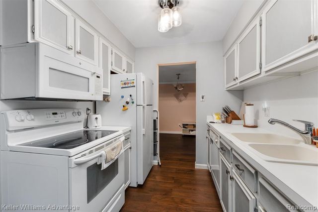 21320 E Glen Haven Circle, Northville, MI 48167