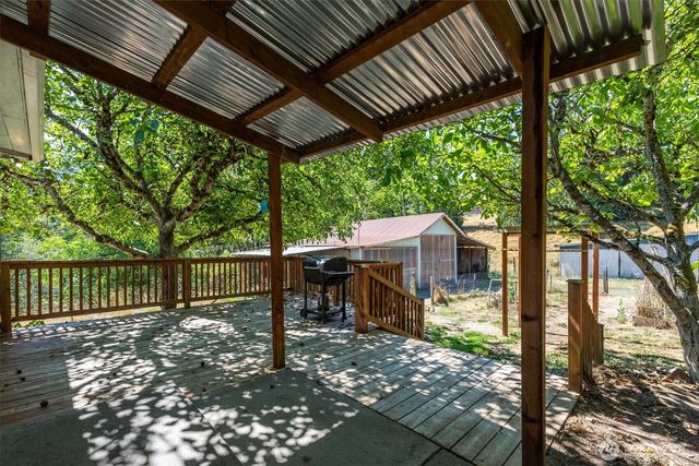 205 N Maple Hill Road, Kelso, WA 98626