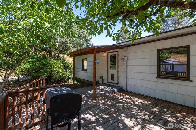 205 N Maple Hill Road, Kelso, WA 98626