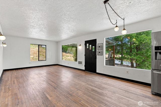 205 N Maple Hill Road, Kelso, WA 98626