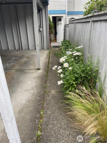 2305 S Pinebrook Lane, Des Moines, WA 98198
